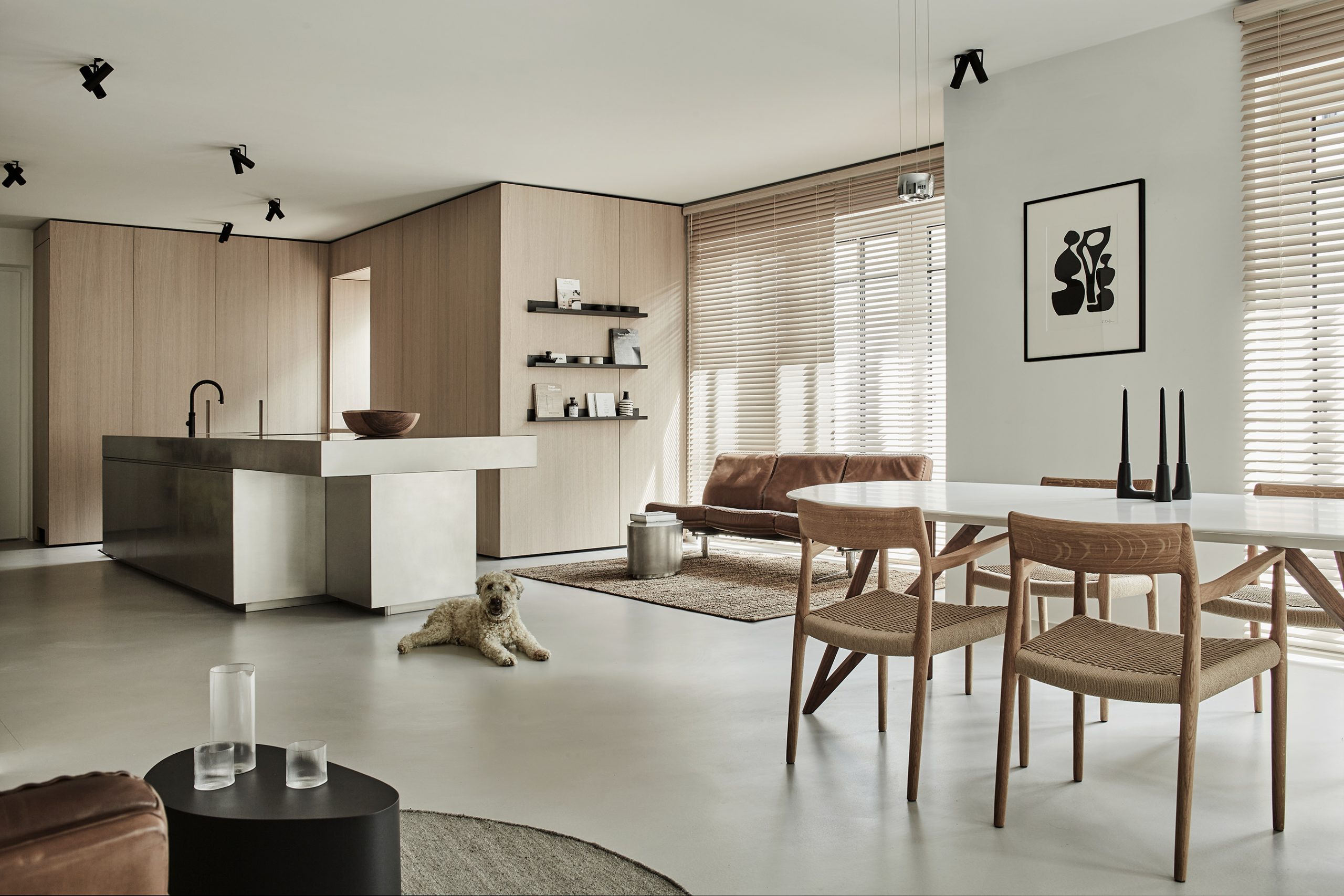 Offener Wohnraum Stadtvilla S in München mit Edelstahl Kücheninsel und maßangefertigten Küchenschränken aus Eichenholz