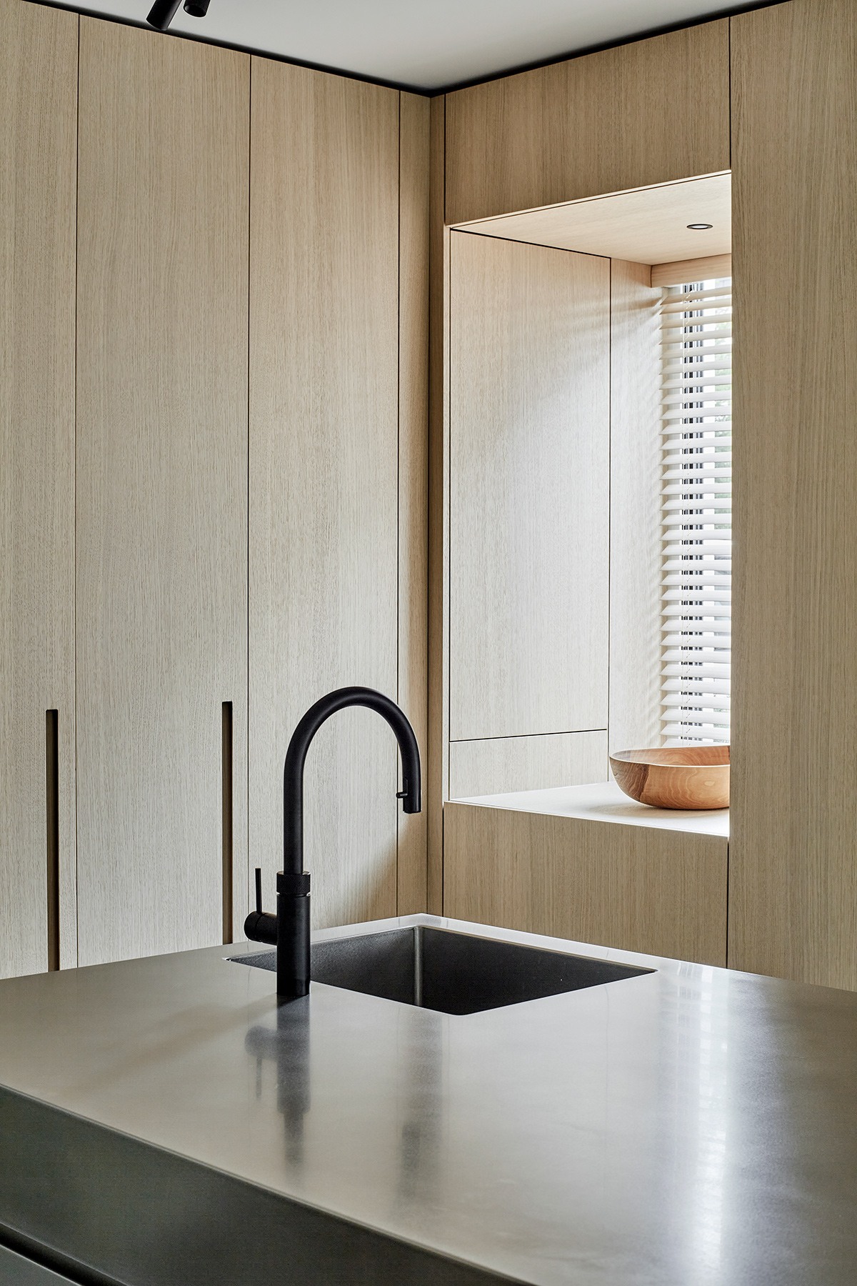 PEAM Stadtvilla maßangefertigte Küche mit Fensterausschnitt, Schränken aus Eichenholz und Kücheninsel aus Edelstahl