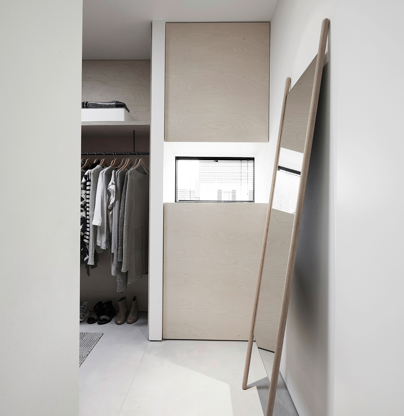 Begehbarer Kleiderschrank mit Spiegel