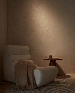 PEAM Villa B gespachtelte Kalkputz Wand Vintagesesse PEAM Mohairdecke monochromes Interior Wabi Sabi Schlafzimmer