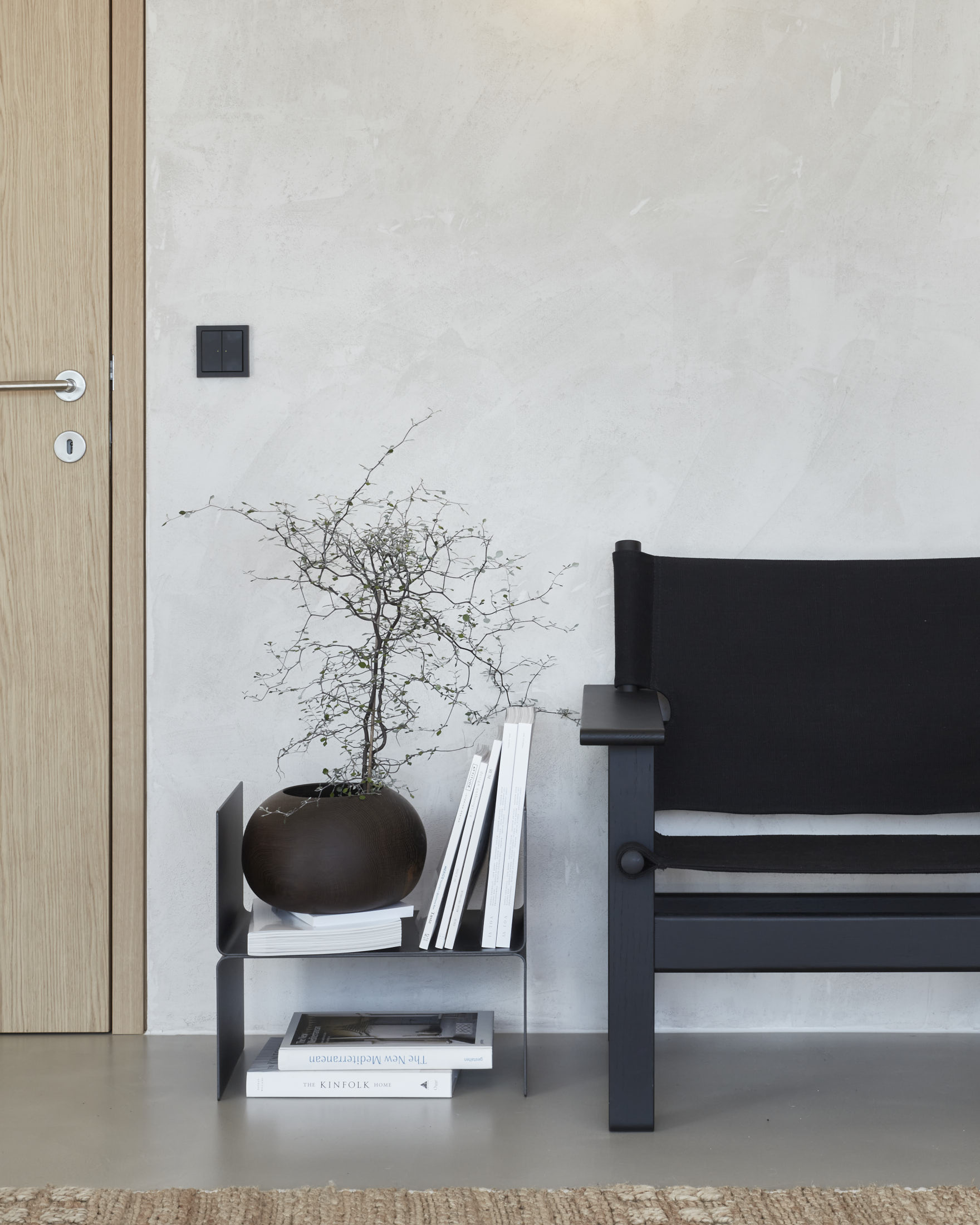 PEAM Villa B gespachtelte Kalkputzwände, Eichenholztüre Sidetable Turnme Canvas Chair Børge Mogensen von Fredericia Sichtestrich Hanfteppich